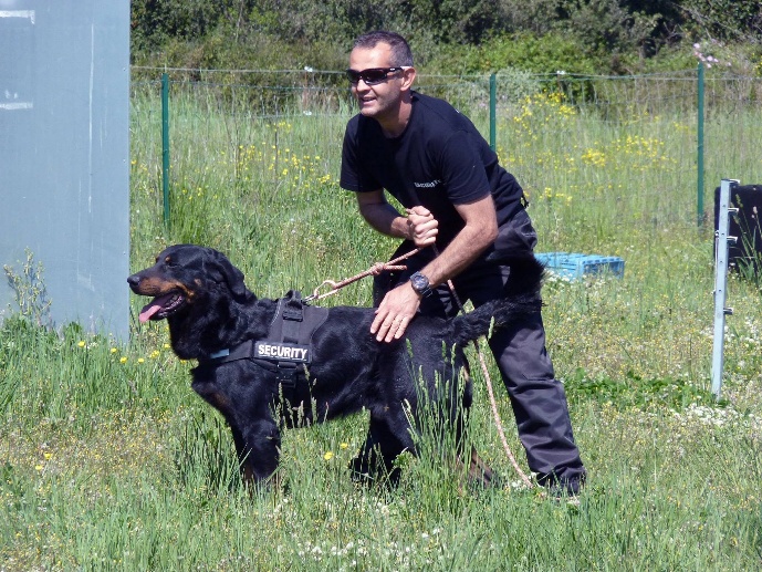 Eric Humbert, fondateur K9SP, avec son chien de travail